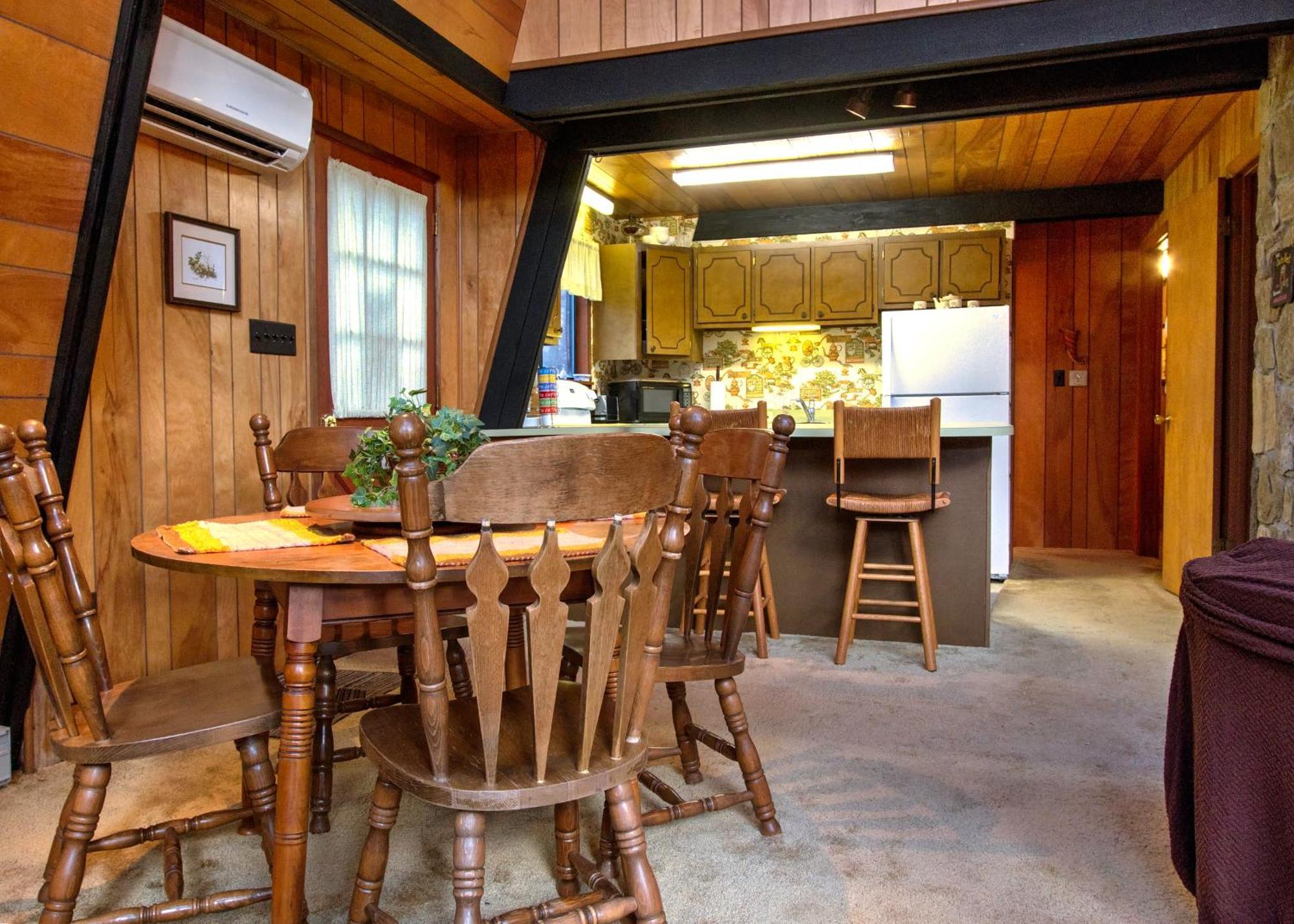 Mt Mitchell Cabin Rentals Busick Room photo