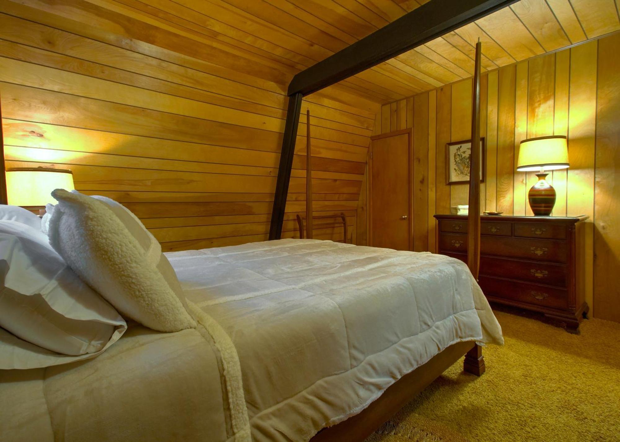 Mt Mitchell Cabin Rentals Busick Room photo