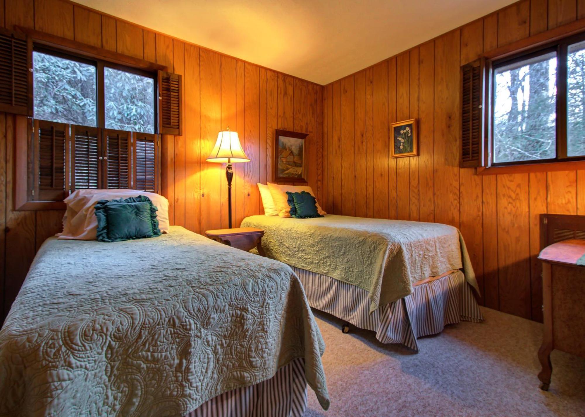 Mt Mitchell Cabin Rentals Busick Room photo