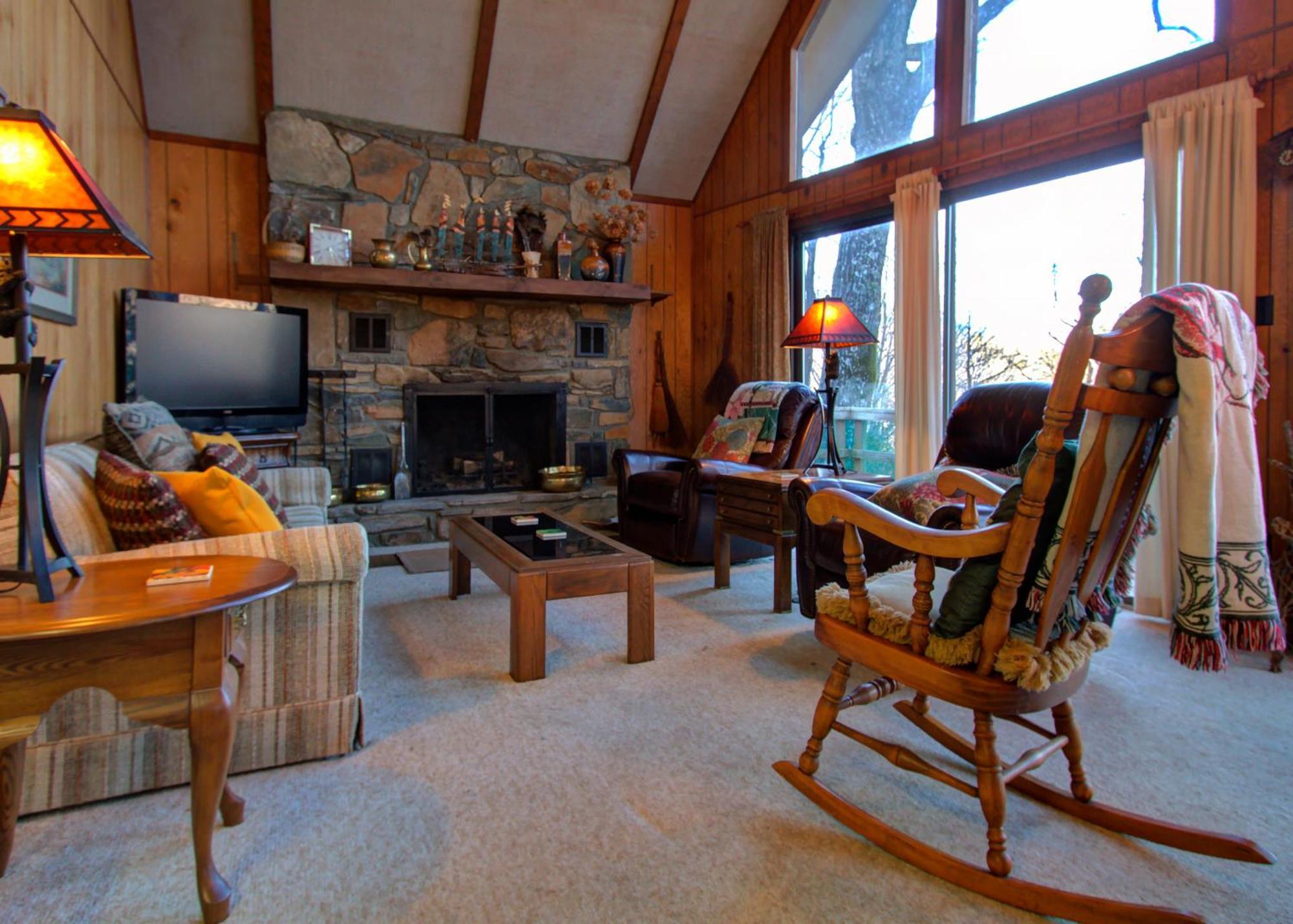 Mt Mitchell Cabin Rentals Busick Room photo